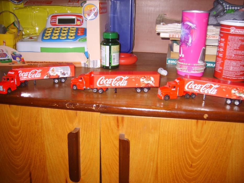 Дървени влакчета с вагони и камиончета на Кока Кола от Германия.