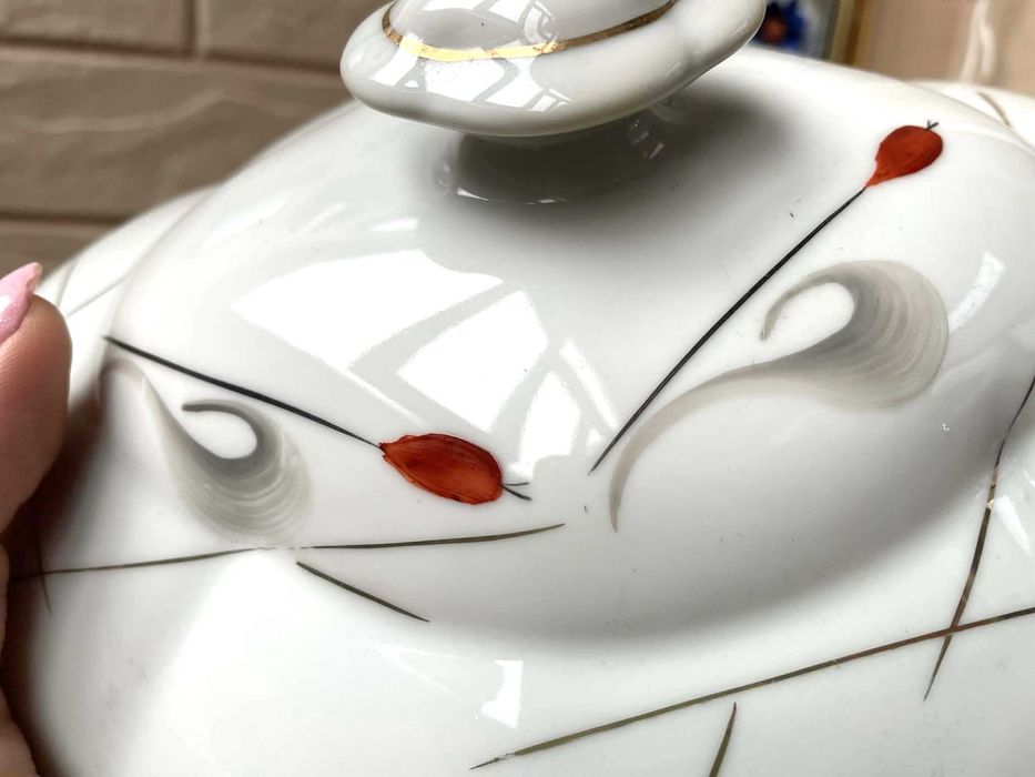 Красив голям и стар български супник на Изида с рисувани шипки