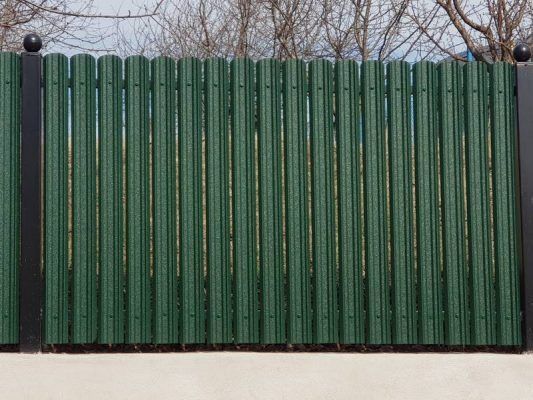 Garduri și porți stil jaluzea șipcă metalică tabla cutata