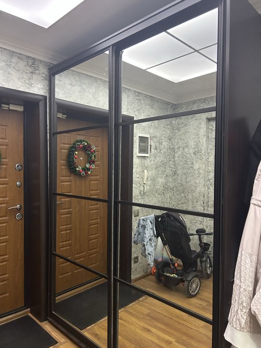 Шкаф срочно продаем, коричневого цвета, двери с зеркалами