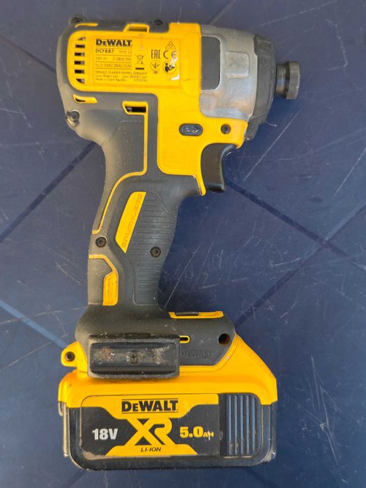Удaрен винтоверт / импакт DeWALT DCF887 BRUSHLESS 18V с батерия 5.0Ah