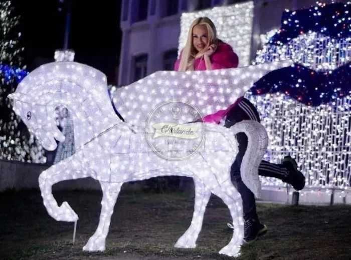 Iluminat festiv Craciun, decoratiuni luminoase primarii, hoteluri