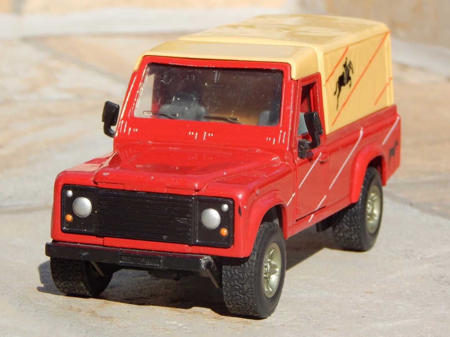 Macheta Land Rover Defender 110 Long Wheelbase Siku scara 1:32