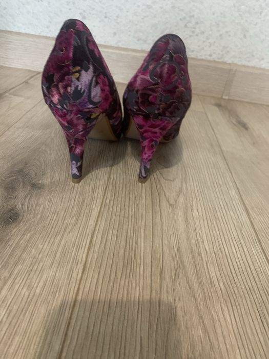 Дамски обувки на висок ток