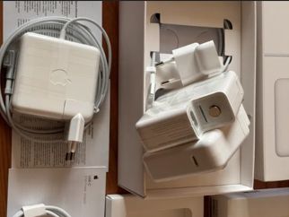 на MacBook - зарядка, блок питания