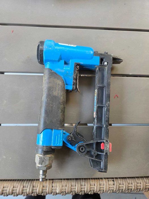 Pistol de batut capse pneumatic