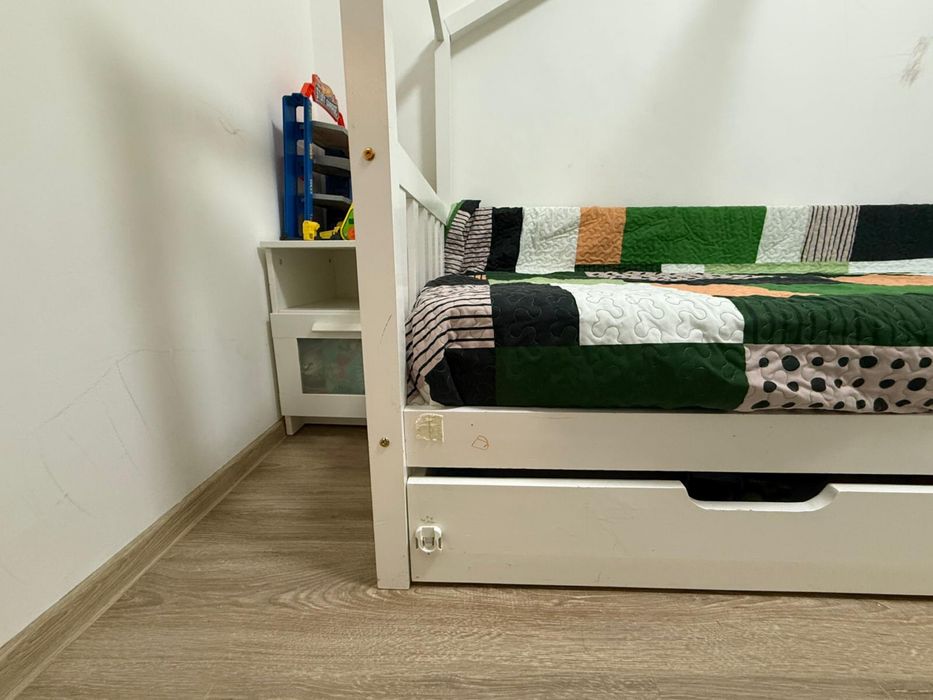 Pat căsuță din lemn masiv + sertar + saltea NEFOLOSITĂ – 200×90 cm