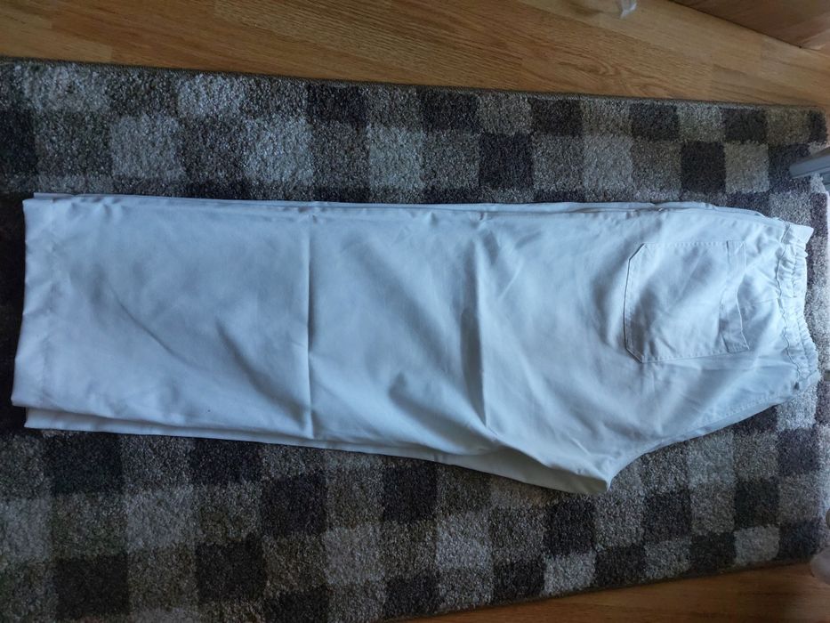 Pantaloni albi asistenta, noi