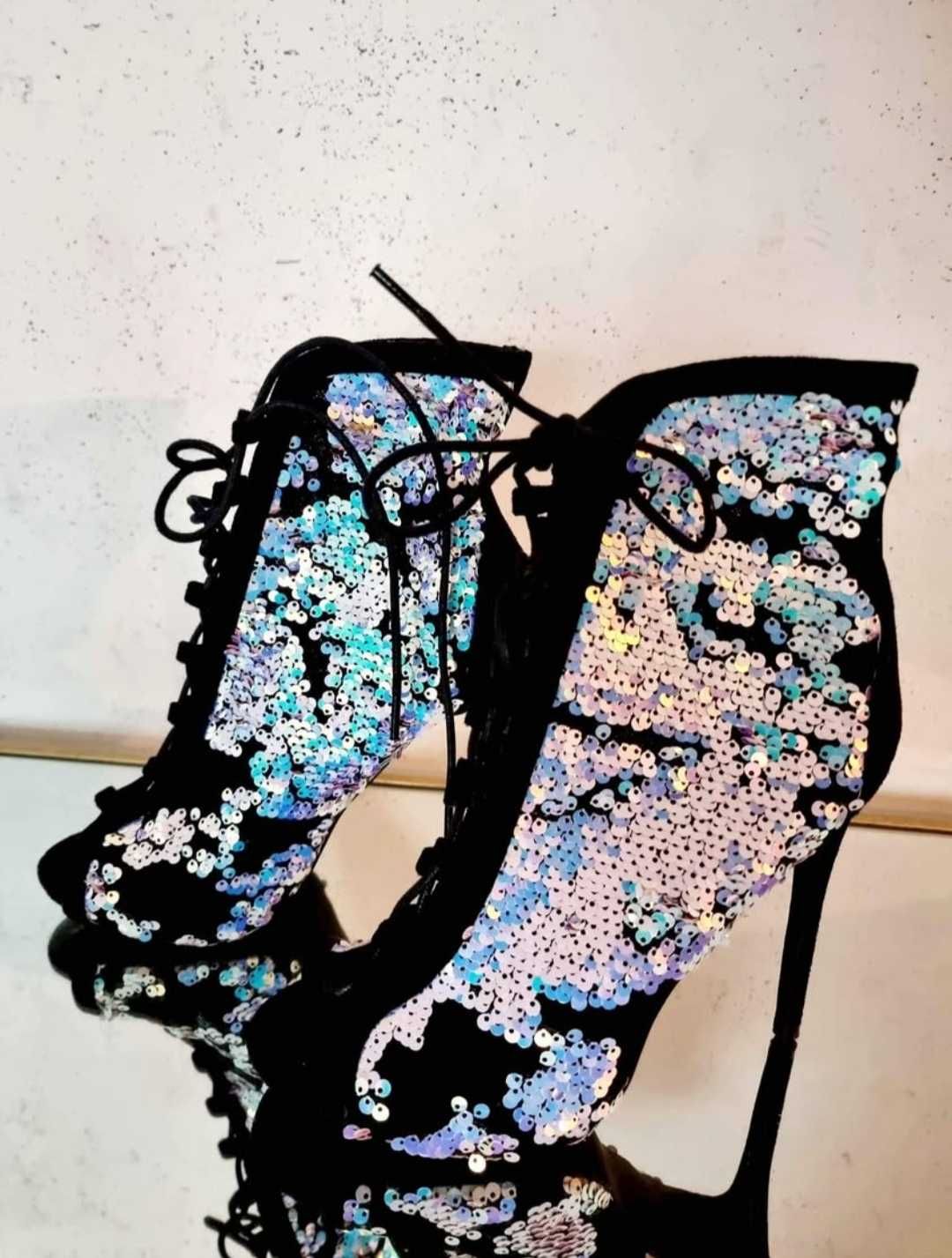 Боти с пайети и връзки