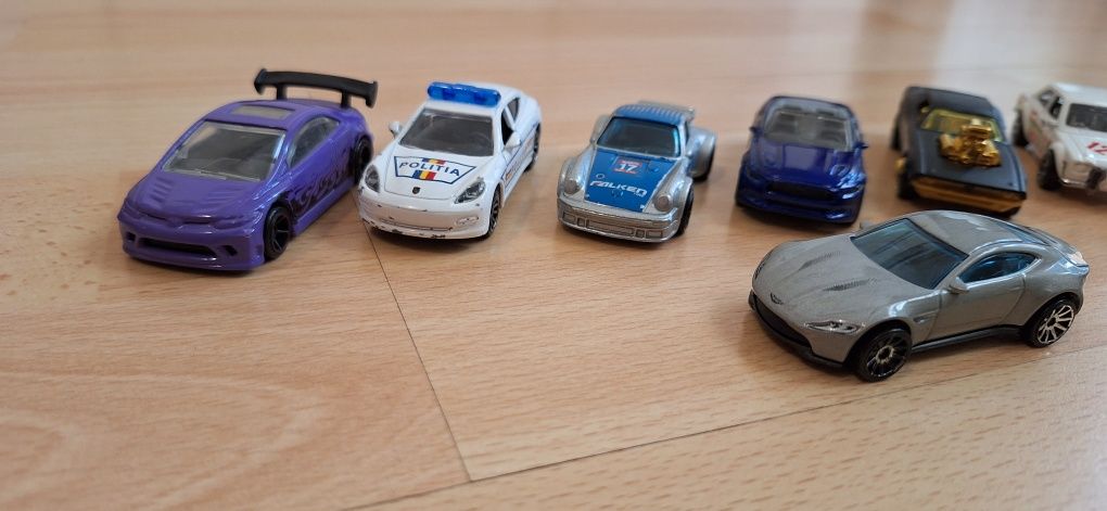 Machete 1:64 set Aston Martin, Porsche, Honda Civic, Mustang, Escort