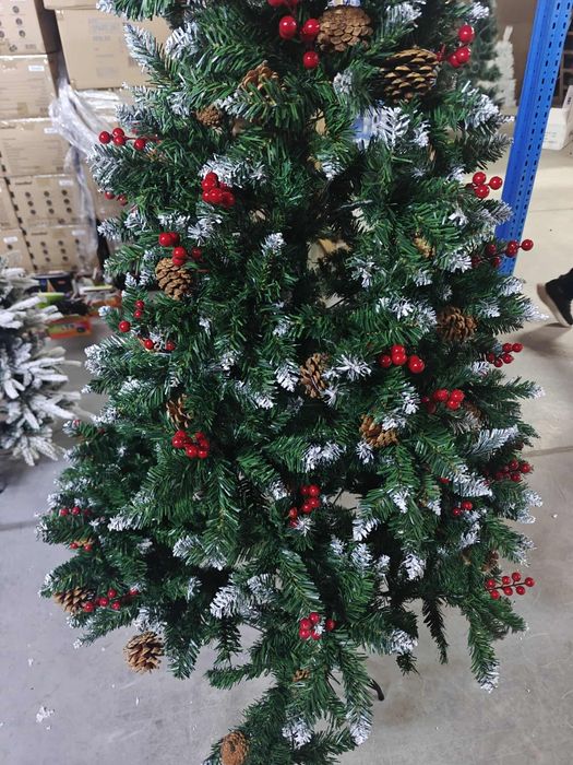 Коледна елха с шишарки и глог