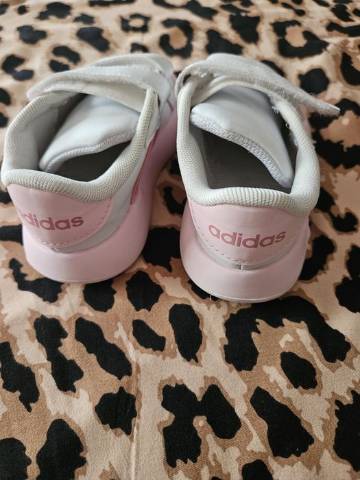 Adidasi pt fetite