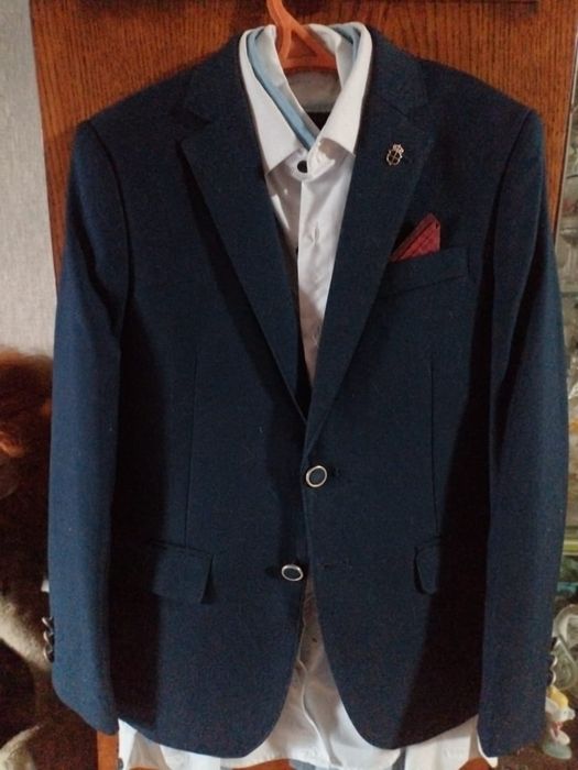 Продам школьные два костюма 32 размера и 38 размера