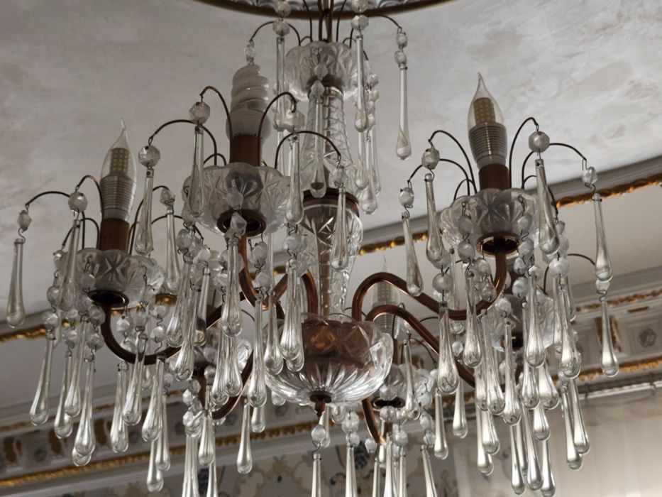 Кухня. Люстри. Мебел.