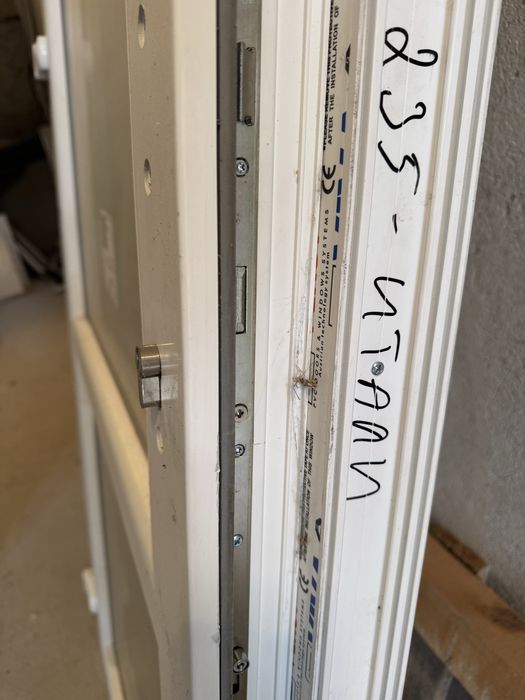 PVC врата с усилени панти