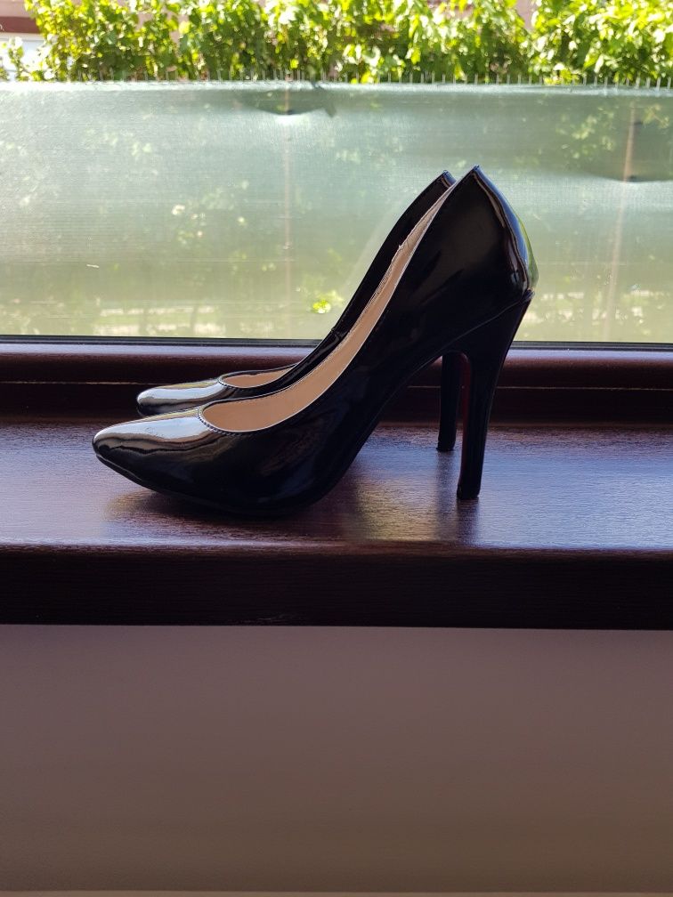 Pantofi stiletto