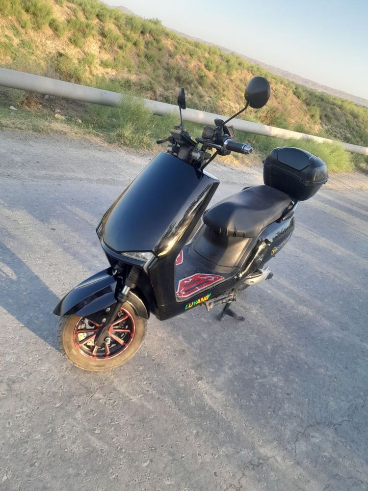 Skuter elektronni