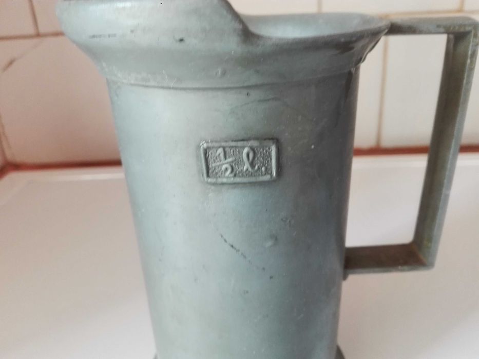 Две метални бирени халби и антикварна маша за коса .