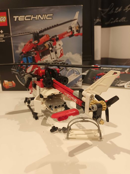 LEGO Technic (2 in 1) - Elicopter de salvare 42092