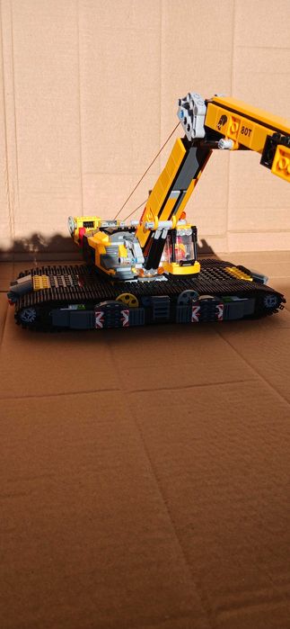 Лего багер с уникални двуредови вериги.