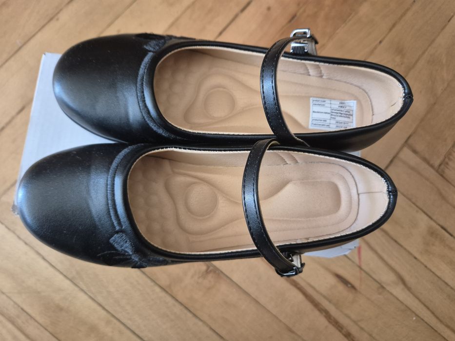 Нови черни обувки