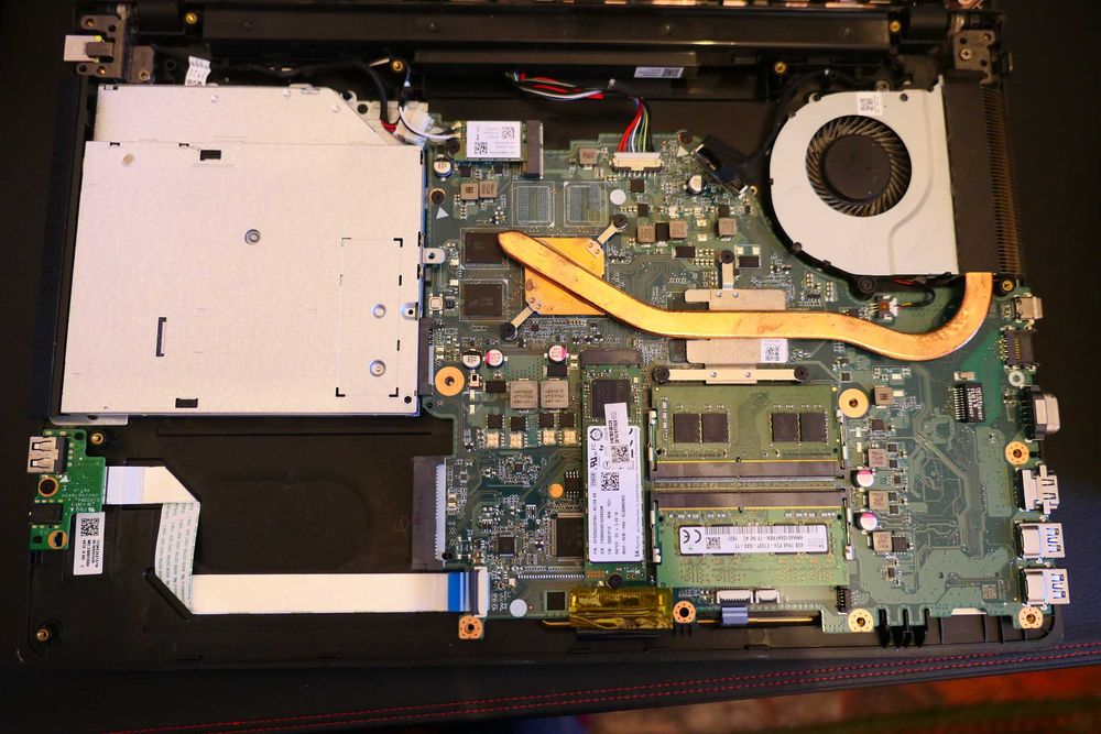 Dezmembrare Laptop Acer Aspire E5-575G Carcasa LED 15,6 Placa SSD 256