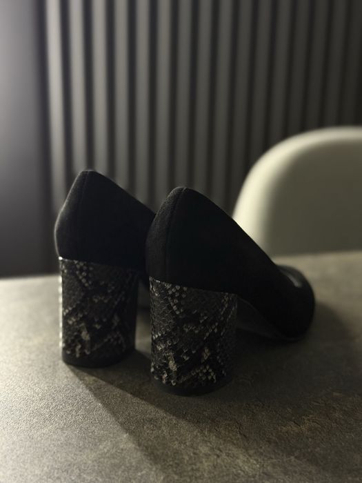 Продаю замшивые туфли с необычным каблуком