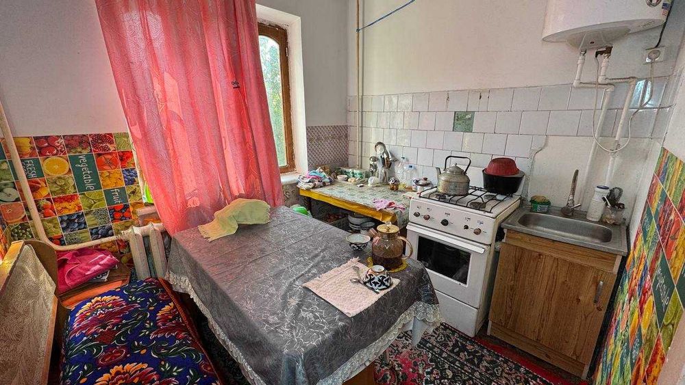 Калениский 13-мактаб 3 қаватда 1 хонали квартира сотилади.ID: 1461