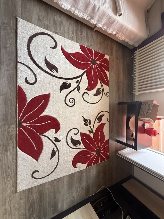 Covor modern cu flori roșii, 160x230 cm, stare foarte bună