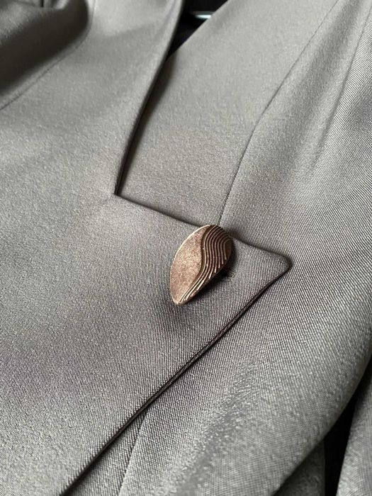 Два модела поръчкови костюма- черен и сив