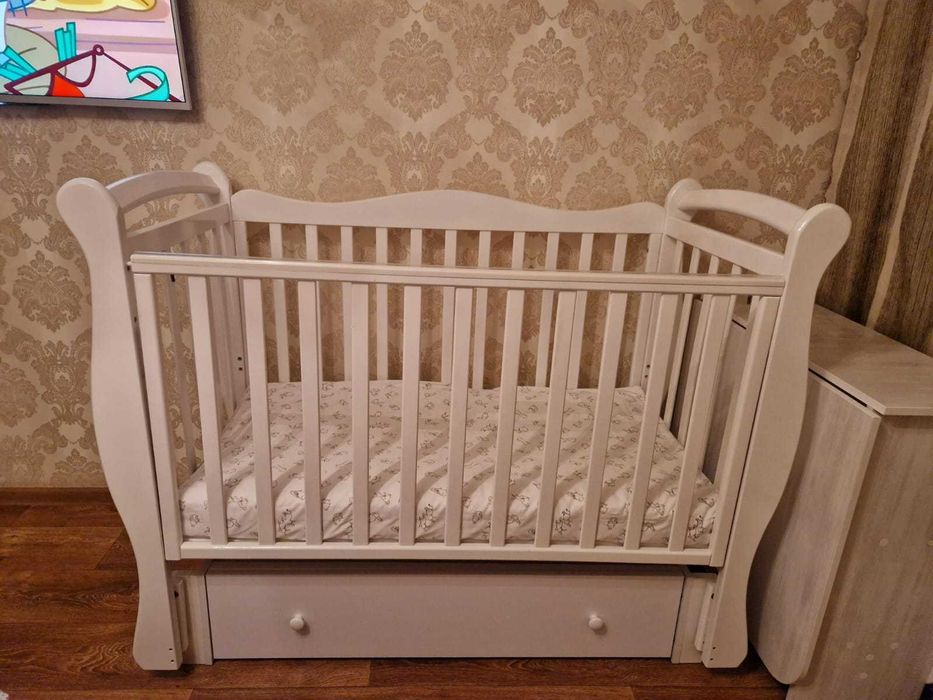 Кроватка детская с маятником