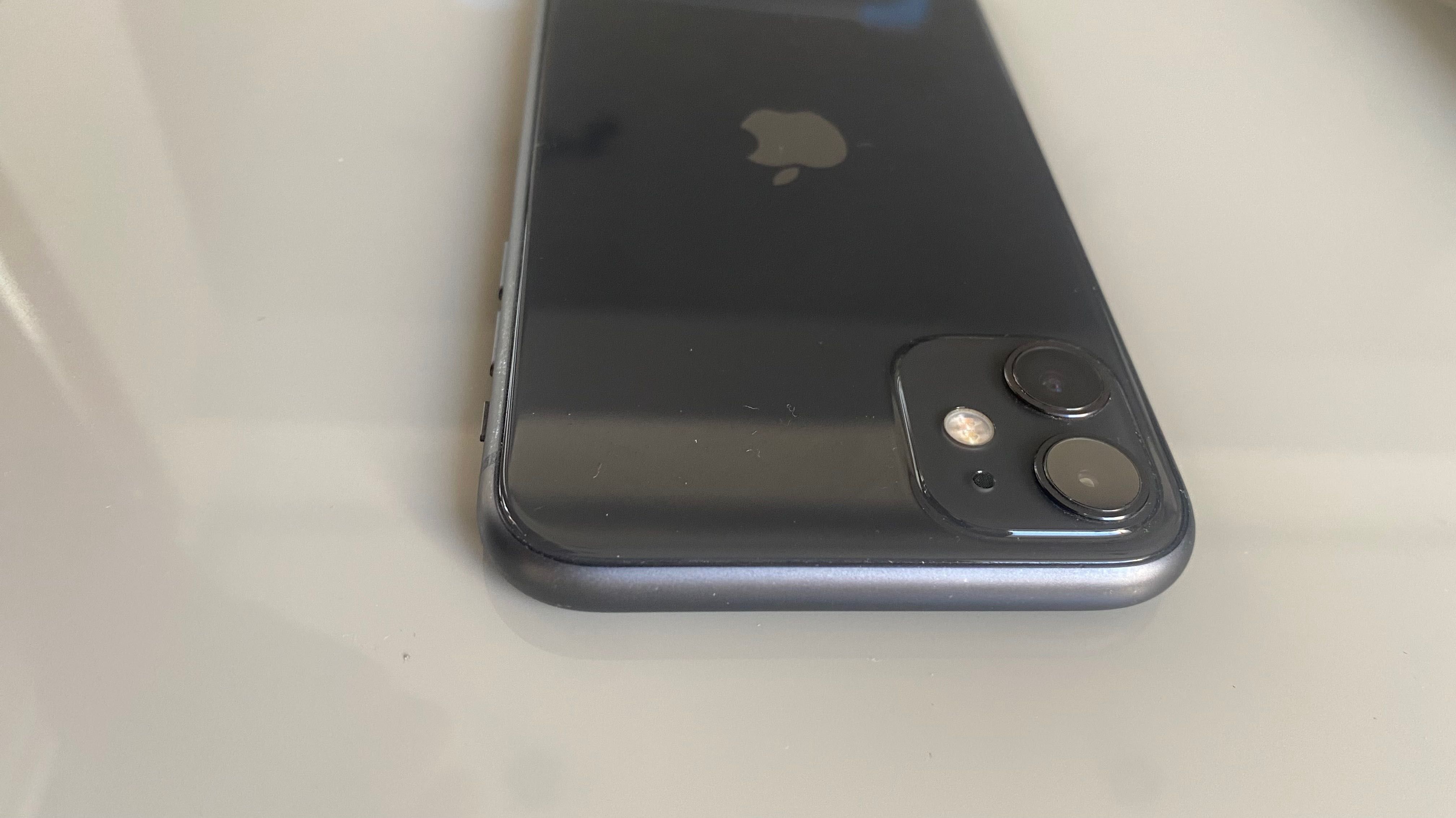 iPhone 11 ползван 1 година