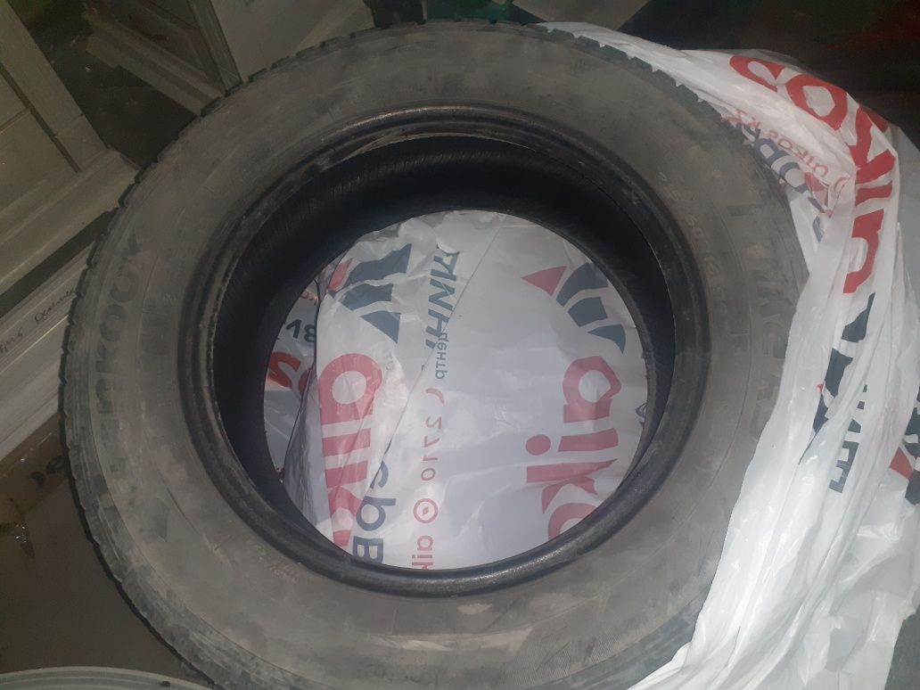 Продам два комплекта б/у резины.