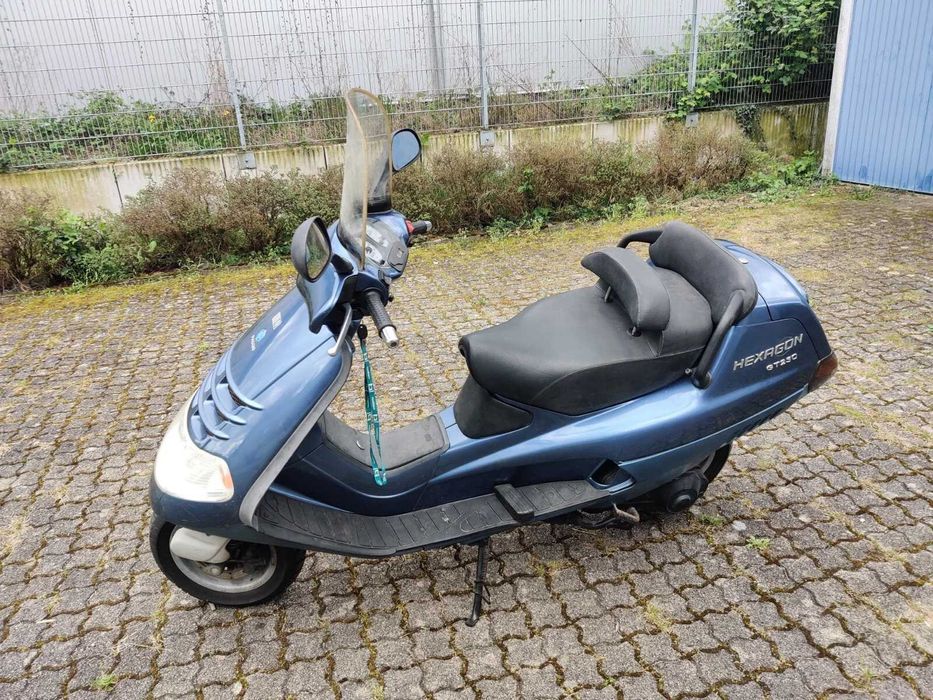 Scuter Piaggio Hexagon 31000Km de 250 cmc.