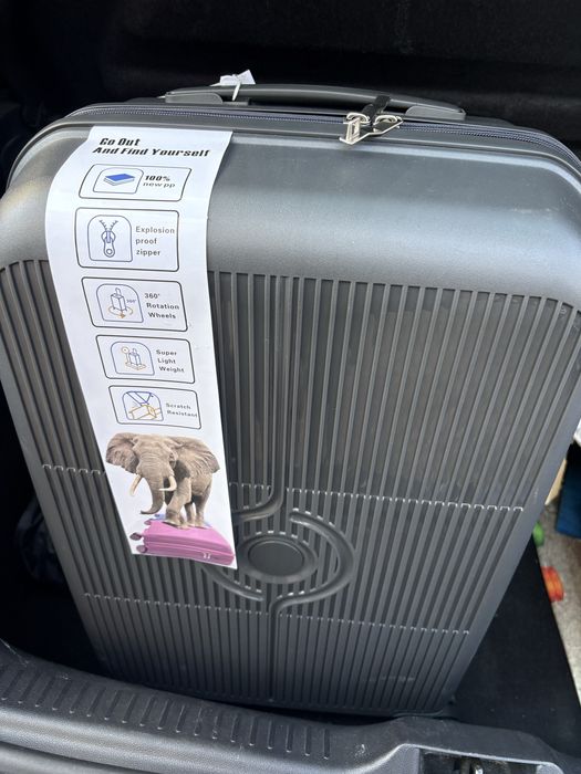 Чисто нов куфар тъмно сив