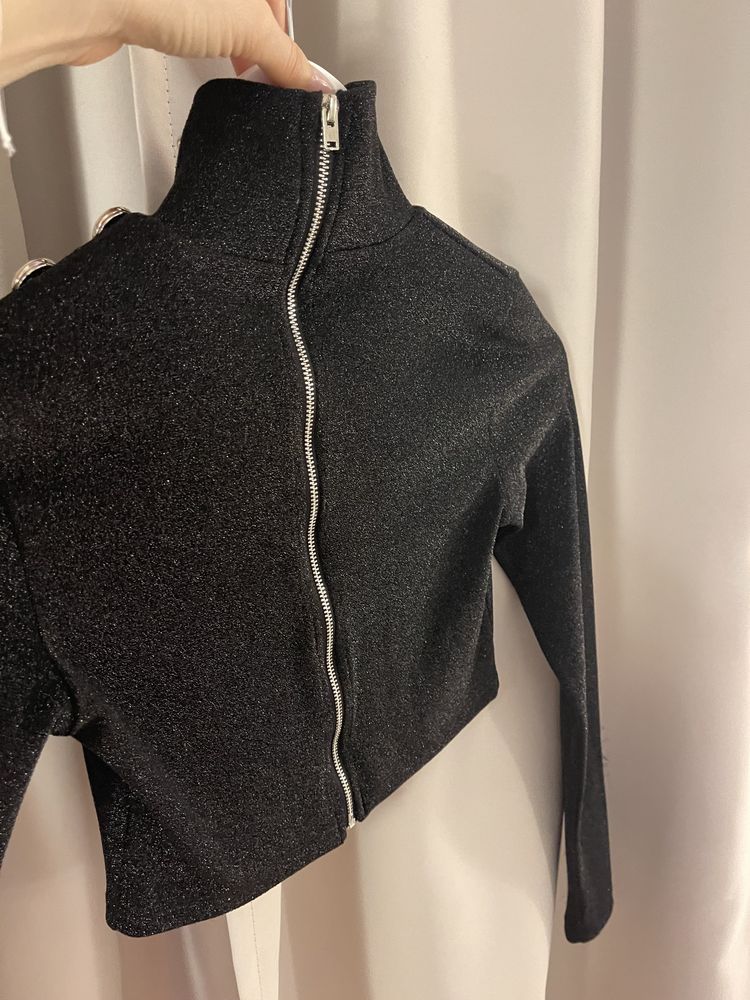 Скъсена блуза в черно
