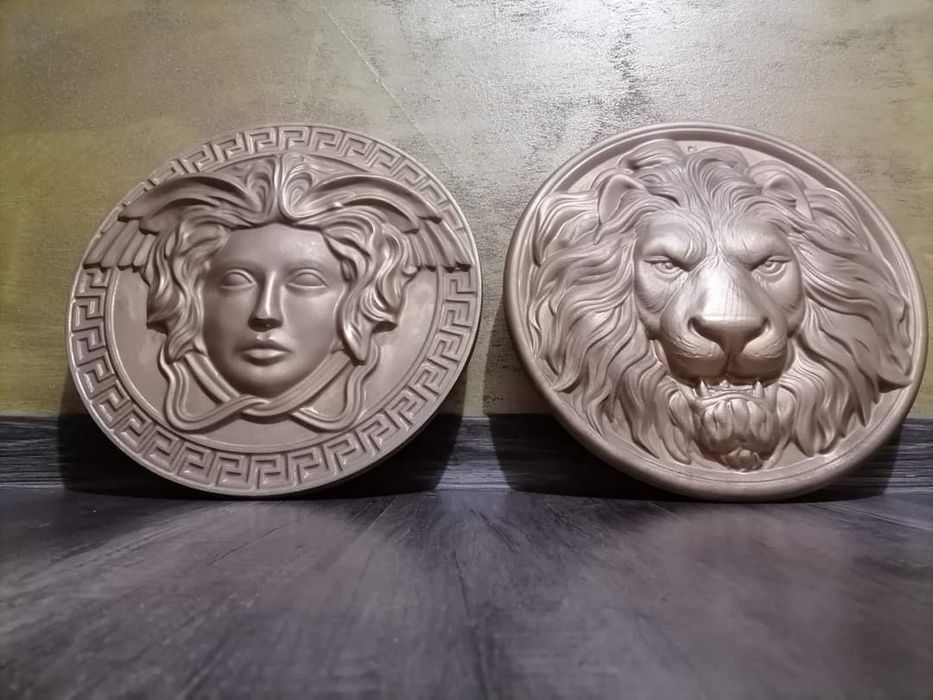 Cap Versace și cap de leu