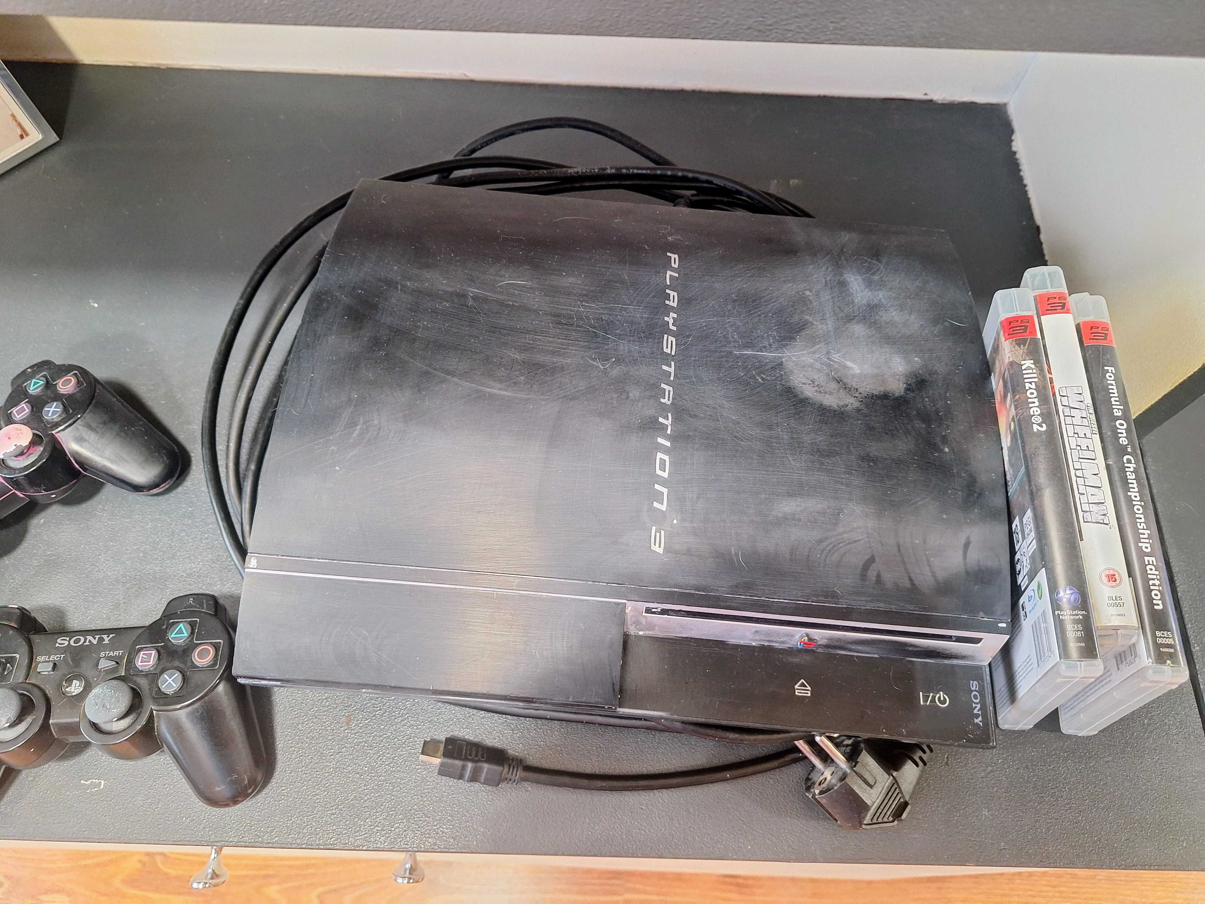 PS3 конзола с два контролера и подарък 3 игри