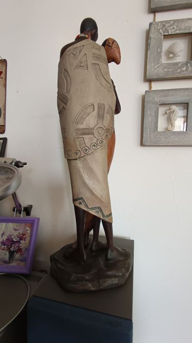 Статуетка на африканско момиче и момче