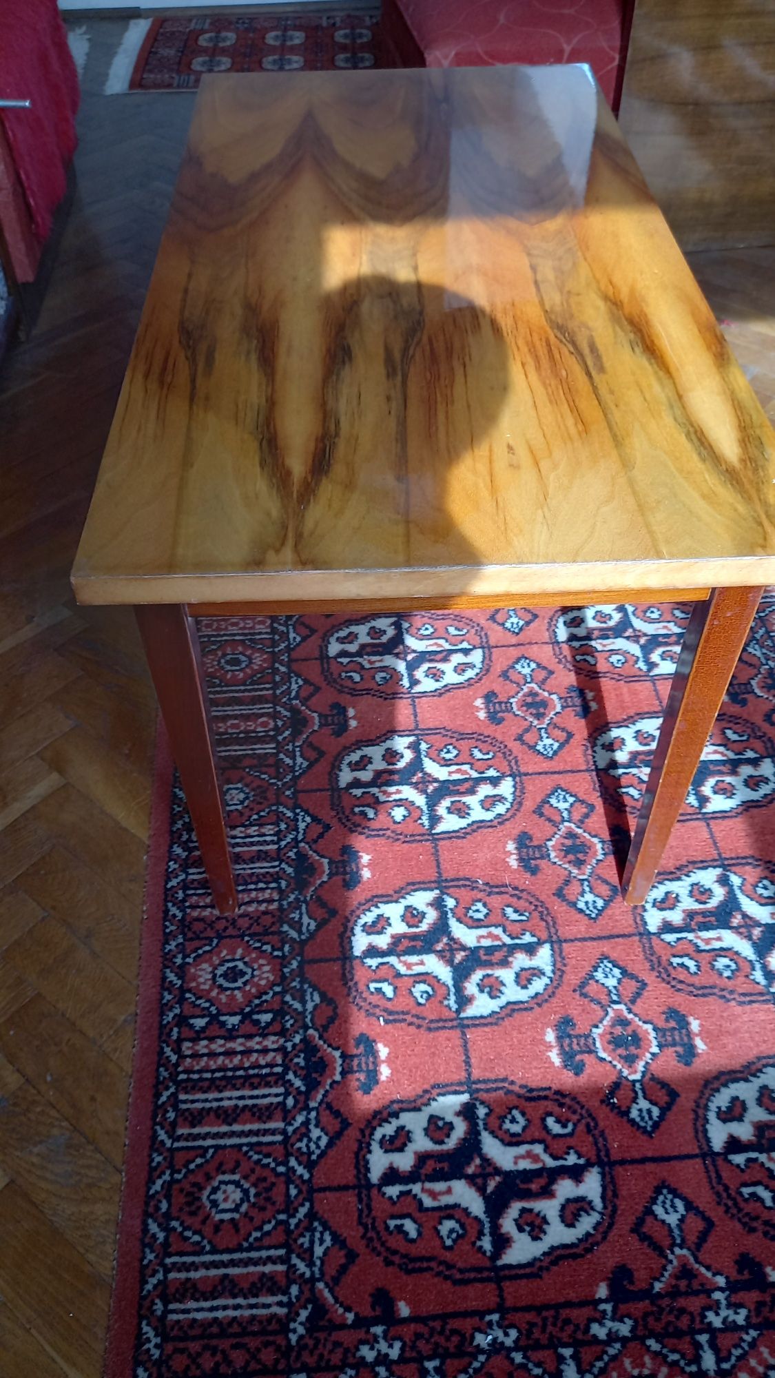 Măsuță pt cafea din lemn stare f bună,culoare natur lacuita