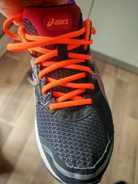 Vând adidași marca Asics