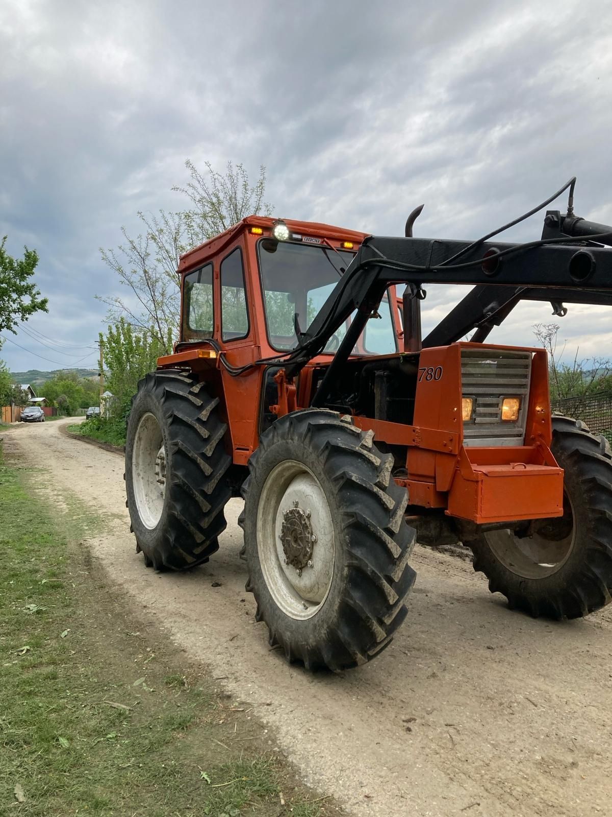 Vand tractor fiat 780 dt  cu incarcator frontal