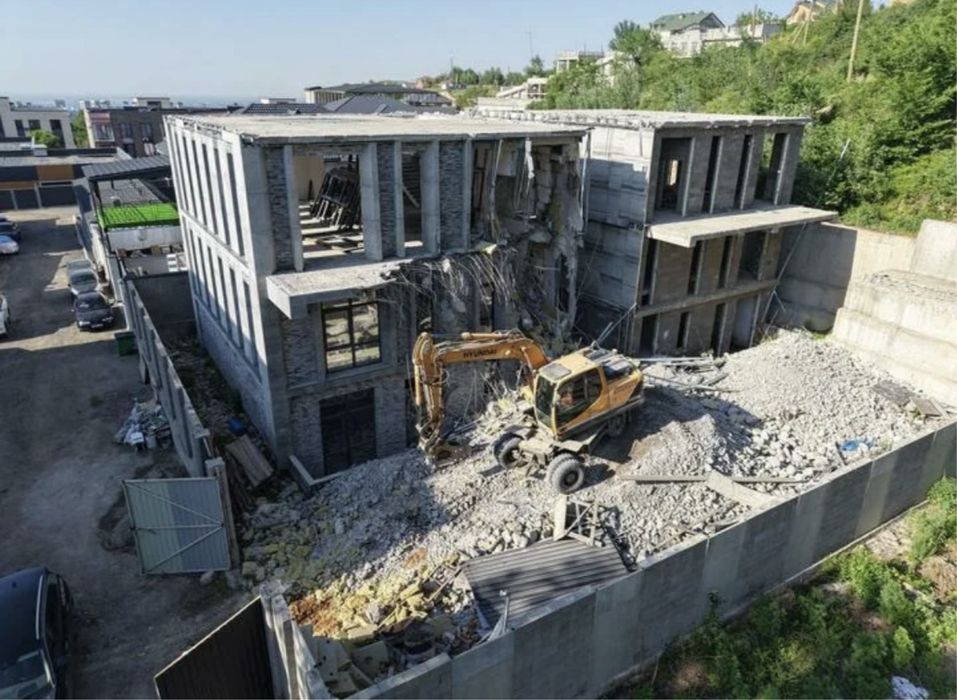 Снос дома  вывоз мусор