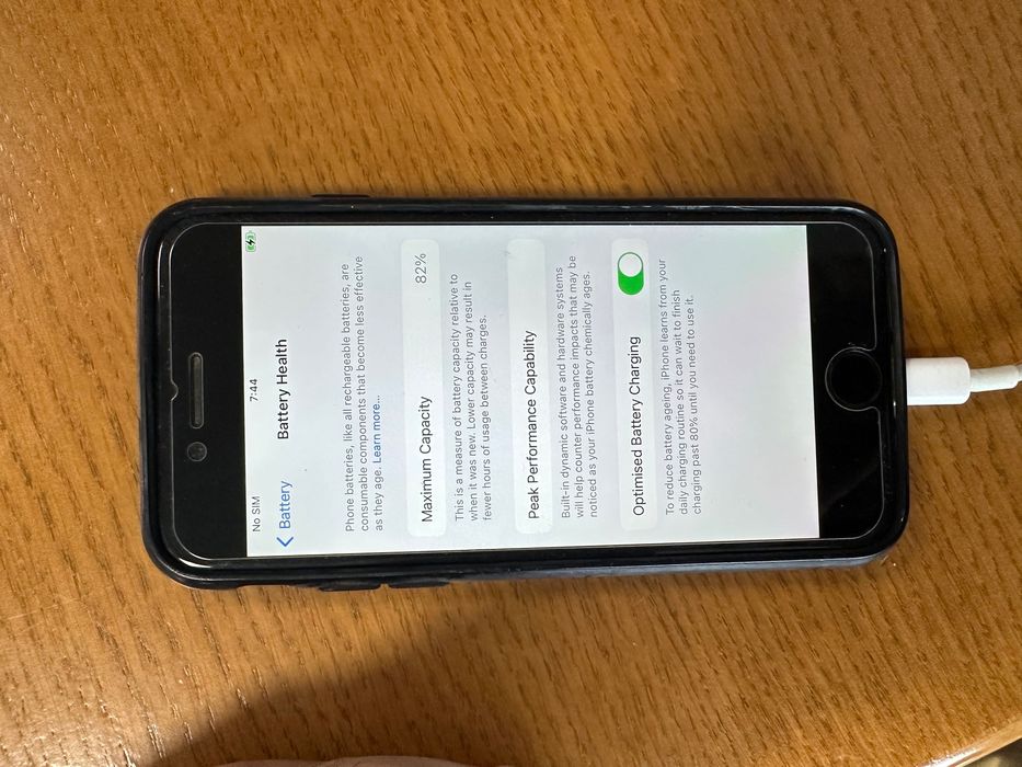 MacBook (само с USB-C портове) + iPhone SE (2-ро поколение)