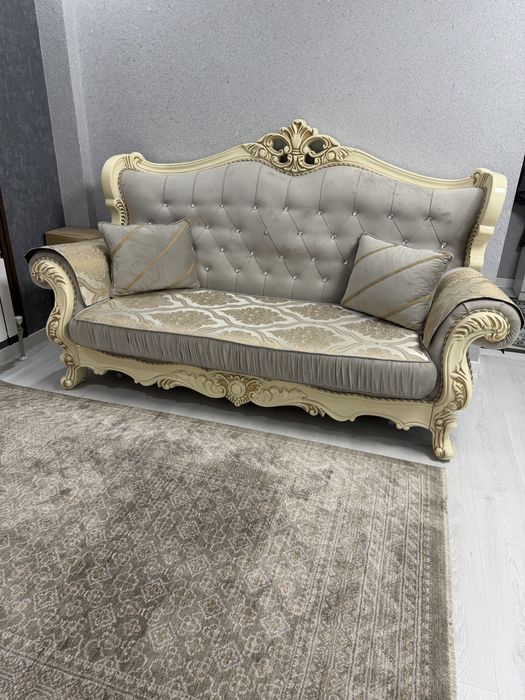 Продам диван +стол со стульями в идеальном состоянии