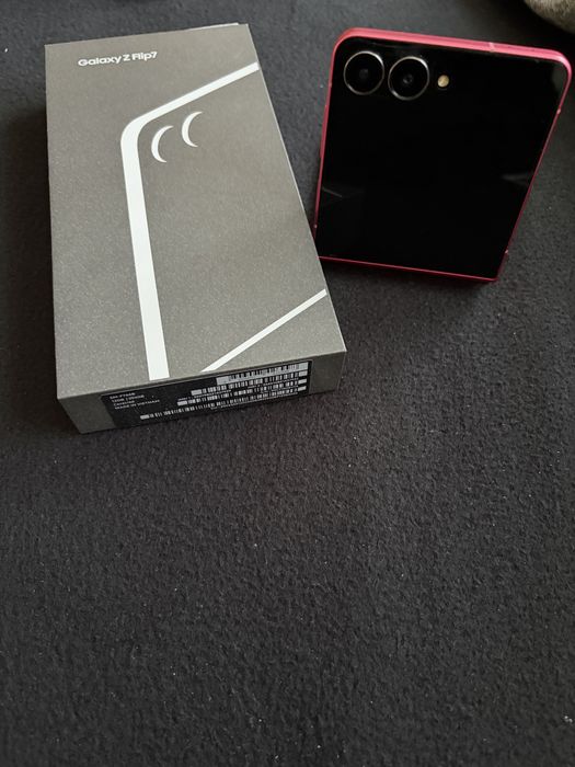 Z Flip7 Samsung Coralred