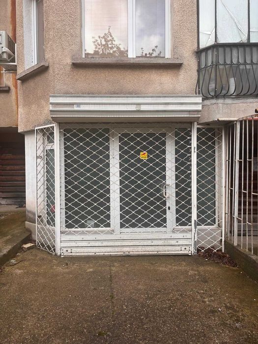 Помещение на две нива със санитарен възел