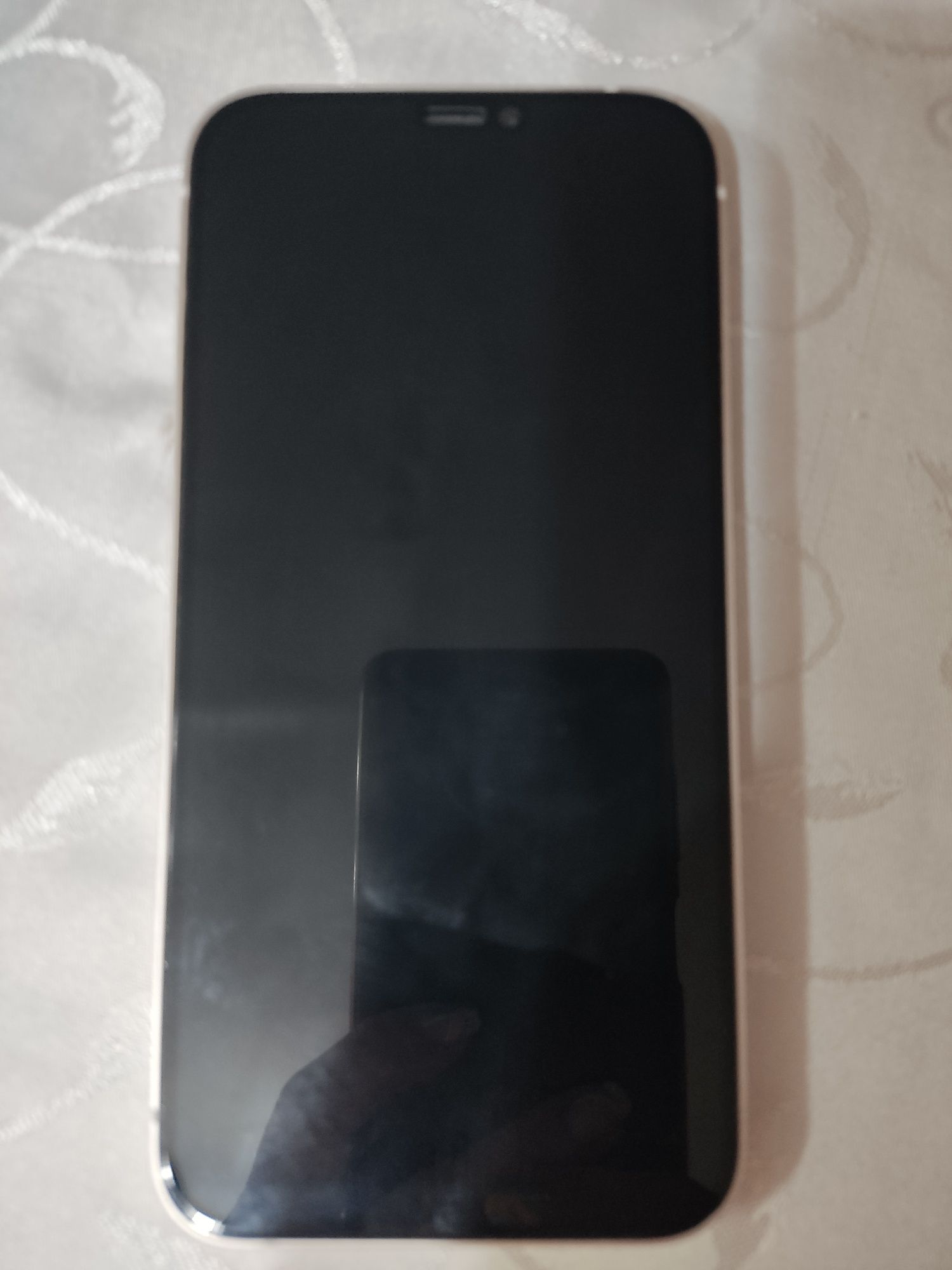 Продавам IPhone 12