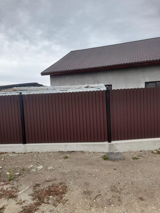 Construim garduri din sipca metalica, panou jaluzele, tabla, plasa BCA
