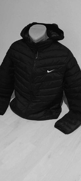 Vand geaca pentru bărbați Nike la doar 120 lei.